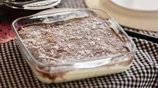 Το ονειρικό μπισκοτογλυκό ψυγείου με μπανάνα της Αργυρώς Μπαρμπαρίγου | Η συνταγή που θα σου θυμίσει τα παιδικά σου χρόνια