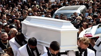 Το τελευταίο αντίο | Πλήθος κόσμου στην κηδεία του Mad Clip - Απαρηγόρητη η Ελένη Φουρέιρα