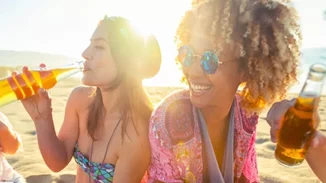 Μπύρες και κοκτέιλ στην παραλία | Οι άγνωστοι κίνδυνοι που κρύβουν