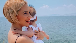 Η Νάντια Μπουλέ κρατά την κόρη της, Σεμέλη από το χέρι στην πιο cute φωτογραφία που θα δεις σήμερα