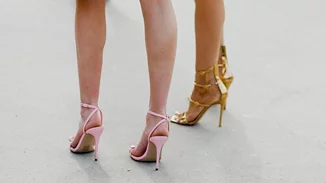 Σκασμένες φτέρνες; Αυτές είναι οι καλύτερες κρέμες για σούπερ απαλά πόδια