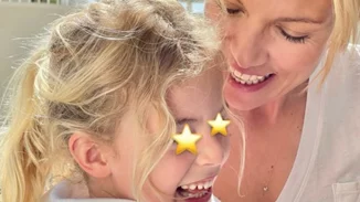 Μπιάνκα Κρασσά | Η πανύψηλη κόρη της Βίκυς Καγιά ποζάρει στην παραλία σαν σωστό μοντέλο