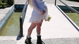 Ελληνίδα δημοσιογράφος παντρεύτηκε με μίνι νυφικό και αρβυλάκια σε προχωρημένη εγκυμοσύνη