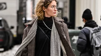 Αυτό το μακρυμάνικο midi φόρεμα κοστίζει 15,99 ευρώ και είναι η λύση σου για power dressing στο κρύο