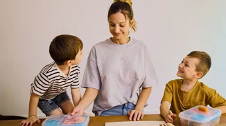 Πώς θα καθαρίσεις το ταπεράκι του σχολείου από τα...λάδια;