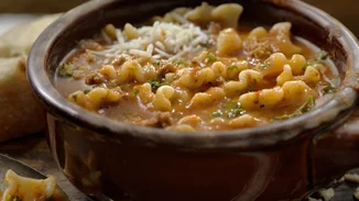 Τα συνδυάζει όλα | Η viral σούπα του TikTok που θυμίζει μακαρόνια με κιμά