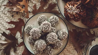 Σου έμεινε τσουρέκι από το Πάσχα; Φτιάξε τα πανεύκολα τρουφάκια του Άκη Πετρετζίκη