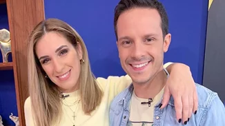 Η Αντιγόνη Ψυχράμη ποζάρει στο πλευρό του Δημήτρη Μακαλιά με φουσκωμένη κοιλιά