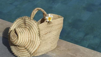 GRWM | Τα πράγματα που παίρνει πάντα μαζί της στην παραλία ένα it girl