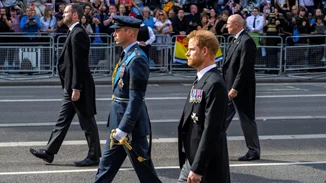 Πρίγκιπες William & Harry | Περπάτησαν μαζί στην πομπή του βασιλικού φέρετρου όπως στην κηδεία της Diana