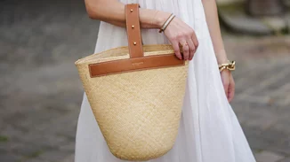 Αυτή η ψάθινη τσάντα με δερμάτινες λεπτομέρειες θα γίνει η αγαπημένη σου για τις πρωινές εμφανίσεις της άνοιξης