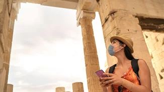 Βγαίνουν οι μάσκες στους εξωτερικούς χώρους | Σήμερα η απόφαση των ειδικών - Πού θα συνεχίσουμε να τις φοράμε