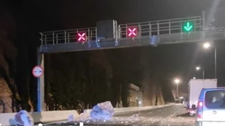 Κακοκαιρία Αριελ - Κατολίσθηση στην Κακιά Σκάλα | Ουρές χιλιομέτρων στην Εθνική Οδό Αθηνών - Κορίνθου [βίντεο]