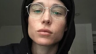 O Elliot Page στην πρώτη του φωτογραφία με μαγιό μετά το coming out ως trans