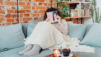 5 cozy κουβέρτες για τέλειο χουχούλιασμα στον καναπέ