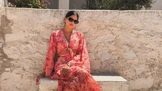 Η Σταματίνα Τσιμτσιλή με τις φίλες της στην Αντίπαρο | Το καλοκαιρινό πλεκτό της σύνολο