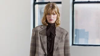 Αυτό το καρό blazer από τη Zara έχει 57% έκπτωση και είναι στο χρώμα που θα φορέσεις περισσότερο τη νέα σεζόν