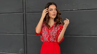 Η Βάσω Λασκαράκη μας βάζει στο τεράστιο σαλόνι της | Η μάζωξη για το "Σόι"