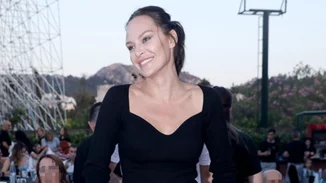 Η Υβόννη Μπόσνιακ με πορτοκαλί μπικίνι μας δείχνει στον καθρέφτη της το καλλίγραμμο κορμί της