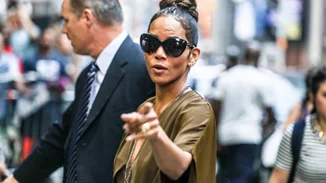 Η Halle Berry αποτίει φόρο τιμής στον θρυλικό Sidney Poitier