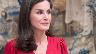 Το φόρεμα της Massimo Dutti έχει το σχέδιο που λατρεύουν οι κομψές royals