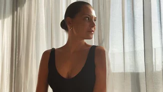 Υβόννη Μπόσνιακ | Ο αλάνθαστος τρόπος που φόρεσε μία λευκή παντελόνα στο νησί