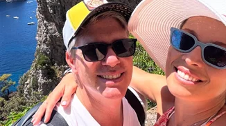 Μαριέττα Χρουσαλά | Χέρι-χέρι με τον Λέοντα Πατίτσα στα σοκάκια της Μυκόνου