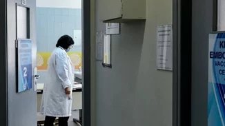 Κορονοϊός | Διχάζει η τέταρτη δόση εμβολίου - Γκάγκα και Μόσιαλος "αδειάζουν" την επιτροπή για τους κάτω των 60 ετών