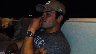 Ο Άγγελος Λάτσιος με το μαγιό του στην πισίνα στο Onar | Το σχόλιο της Ελένης Μενεγάκη