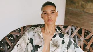 Αυτό το floral πουκάμισο από τη Zara είναι το τέλειο item για το "ξύπνημα" της άνοιξης στις πρωινές σου εμφανίσεις