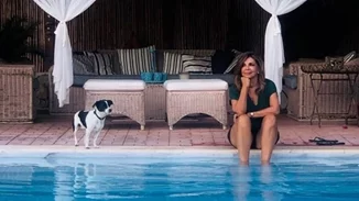 Το εξοχικό της Μιμής Ντενίση στο Θεολόγο είναι ένας επίγειος παράδεισος - ο τεράστιος κήπος και το σαλόνι δίπλα στην πισίνα