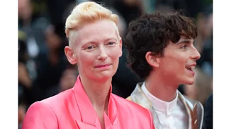 Honor Swinton Byrne | Η κόρη της Tilda Swinton μιλά για τον ασυνήθιστο τρόπο που την μεγάλωσε η διάσημη μητέρα της