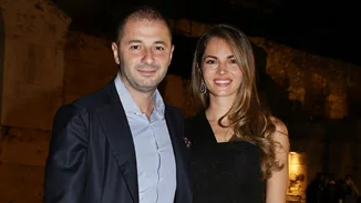 Γάμος Μελισσανίδη | Το δαντελένιο νυφικό- υπερπαραγωγή και η οσκαρική εμφάνιση της κουμπάρας, Ελεονώρας Μελέτη