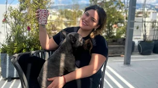 Η σωστή Κυριακή | Η Δανάη Μπάρκα χαλαρώνει στην καταπράσινη βεράντα της στην εντυπωσιακή βεράντα της