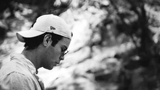 Ο Άγγελος Λάτσιος απολαμβάνει το κοκτέιλ του μέσα στην πισίνα | Η καθημερινότητά του στα Άχλα της Άνδρου