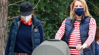 Τζένη Μπαλατσινού - Βασίλης Κικίλιας | Οικογενειακή βόλτα με τον 2,5 μηνών γιο τους (pics)