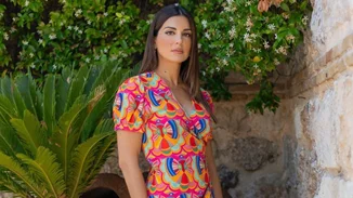 Η Σταματίνα Τσιμτσιλή με μαγιό και πορτοκαλί σορτς κάτω από τον φοίνικα