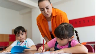 Οι ερωτήσεις που πρέπει να κάνουμε στους δασκάλους των παιδιών όταν παίρνουμε τους ελέγχους