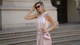 Το σατινέ φόρεμα από τη Stradivarius που θα φορέσεις στο επόμενο καλοκαιρινό κάλεσμά σου