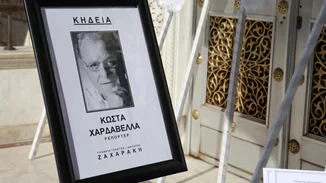 Αυτή την ώρα το τελευταίο αντίο στον Κώστα Χαρδαβέλλα - Η συγκινητική κίνηση της Αγγελικής Νικολούλη