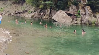 Η παραλία του Δήμου Μετεώρων, γνωστή ως "πλαζ Αλέκος", σε υψόμετρο 1.000 μέτρων