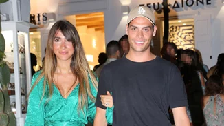 Χριστιάνα Μπέτα | Βόλτα στη Μύκονο με γοητευτικό συνοδό και μίνι φόρεμα