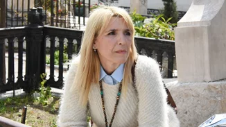 Άγρια επίθεση δέχτηκε η Ρένα Κουβελιώτη την ώρα που έκανε ρεπορτάζ