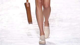 Clogs | Βρήκαμε την πιο κομψή εκδοχή της διφορούμενης τάσης στα Stradivarius