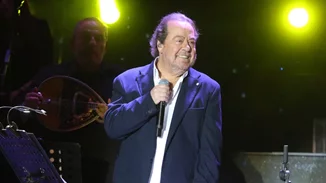 Γιάννης Πάριος | Σπάνια εμφάνιση αγκαλιά με τους τρεις γιους του