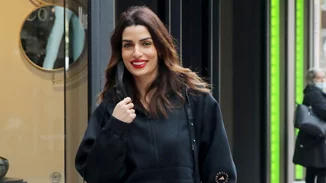 Η Τόνια Σωτηροπούλου έβγαλε βόλτα τον σκύλο της και όλοι ασχολούνται με το κολάν της