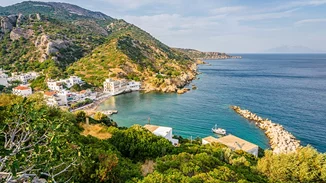 Στην Ικαρία κρύβεται το μυστικό της καλοπέρασης και της μακροζωίας