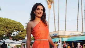 Η Τόνια Σωτηροπούλου προτείνει το ιδανικό πανωφόρι για τις βραδινές εξόδους του φθινοπώρου