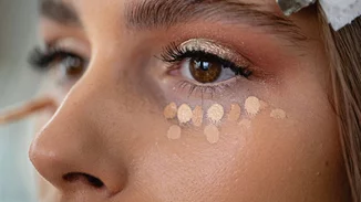 Αυτό το κλασικό λάθος στην εφαρμογή του concealer ίσως ευθύνεται για τους έντονους μαύρους κύκλους σου