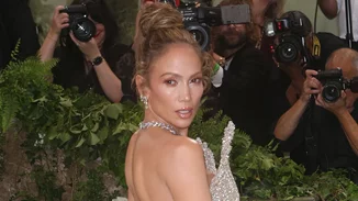 H Jennifer Lopez υιοθέτησε από τώρα το πιο hot μανικιούρ των επόμενων μηνών
